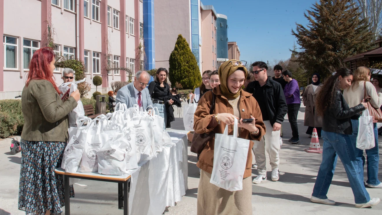 Selçuk Üniversitesinde öğrencilere iftariyelik kumanya dağıtıldı